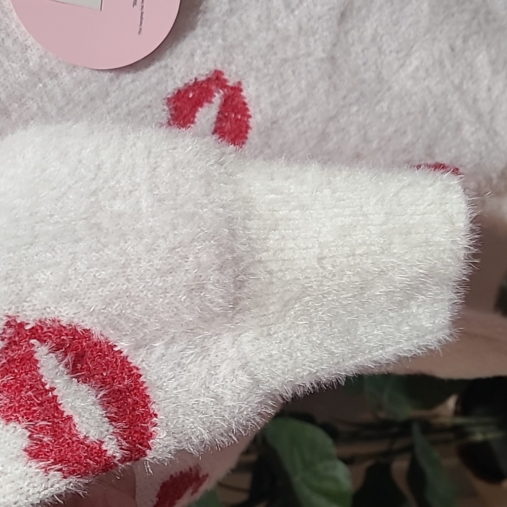Cozy White Sweater with Red Lip Print - Picture 4 of 4